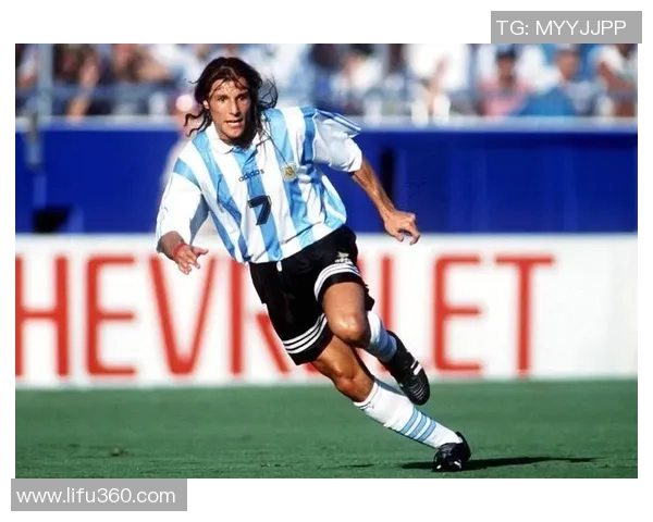 全球超级足球明星盘点及他们的辉煌成就与影响力分析 全球超级足球明星盘点及他们的辉煌成就与影响力分析