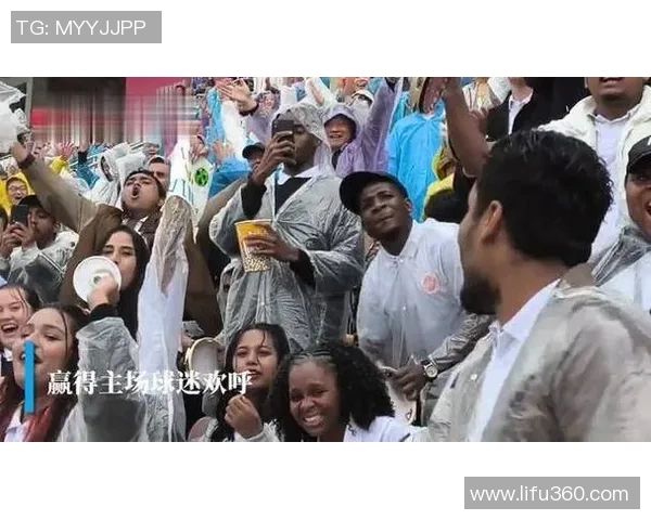 足球明星出场的震撼瞬间与精彩表现引发球迷热烈追捧与欢呼 足球明星出场的震撼瞬间与精彩表现引发球迷热烈追捧与欢呼