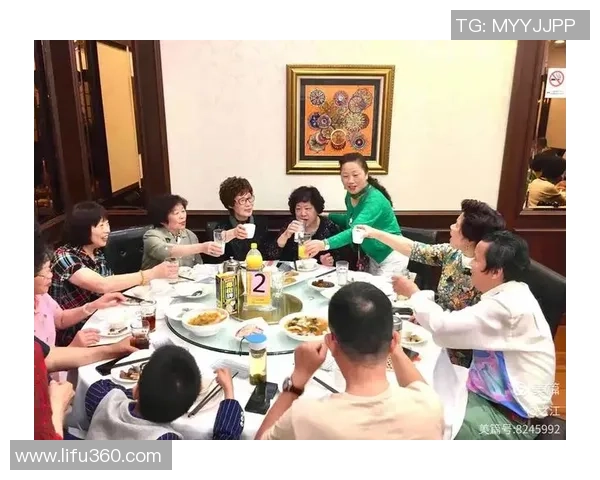 足球明星欢聚一堂举杯庆祝精彩瞬间视频回顾